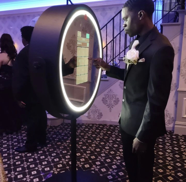 beauty mirror booth picture